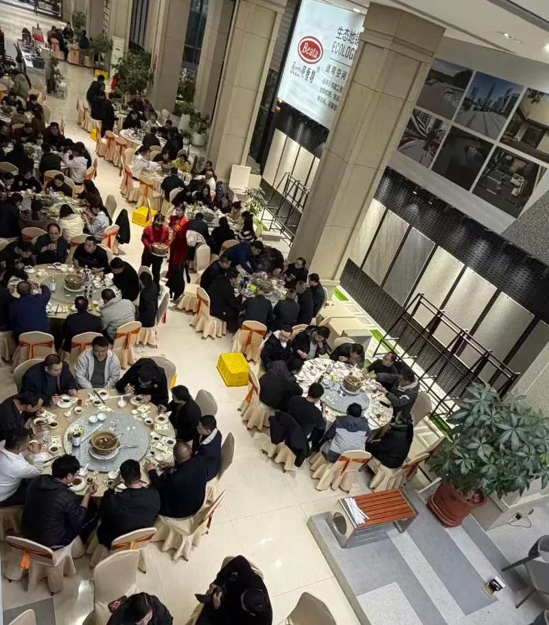 Féasta Deireadh Bliana Beata Ceramics A Rath | Sáraíonn na Coimisinéirí Ioncaim 400 Milliún RMB don Bhliain Nua, Táirgí Nua le Debut ag Xiamen INT'L Stone Fair