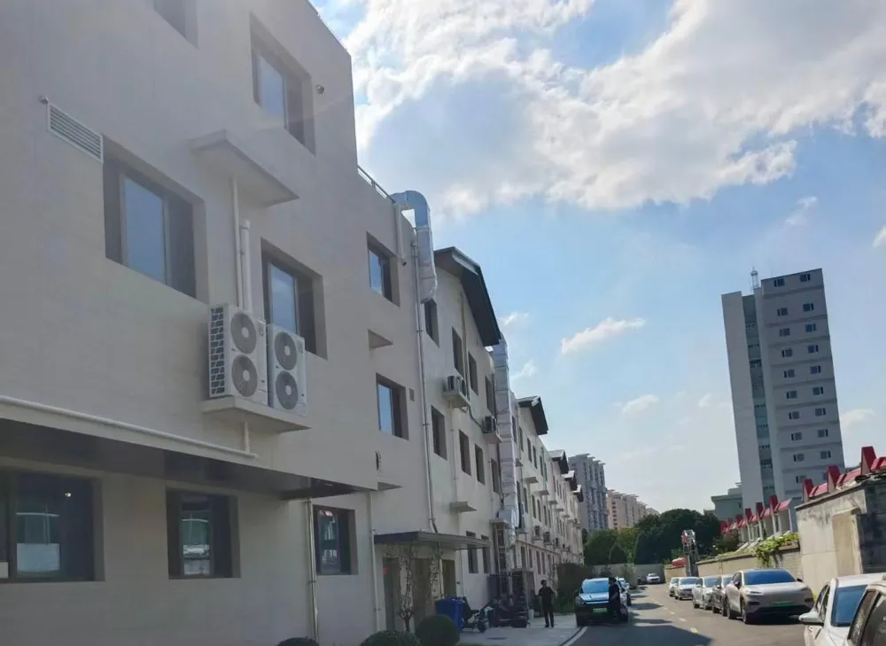 Cad a Dhéanann Tíleanna Poircealláin Cuma Travertine Ideal Do Thionscadail Plaza Tráchtála ar Mhórscála?